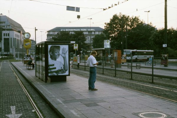 Aktion-gegen-Auslaenderfeindlichkeit-und-Rassismus-Plakat-Guten-Tag-Strasse